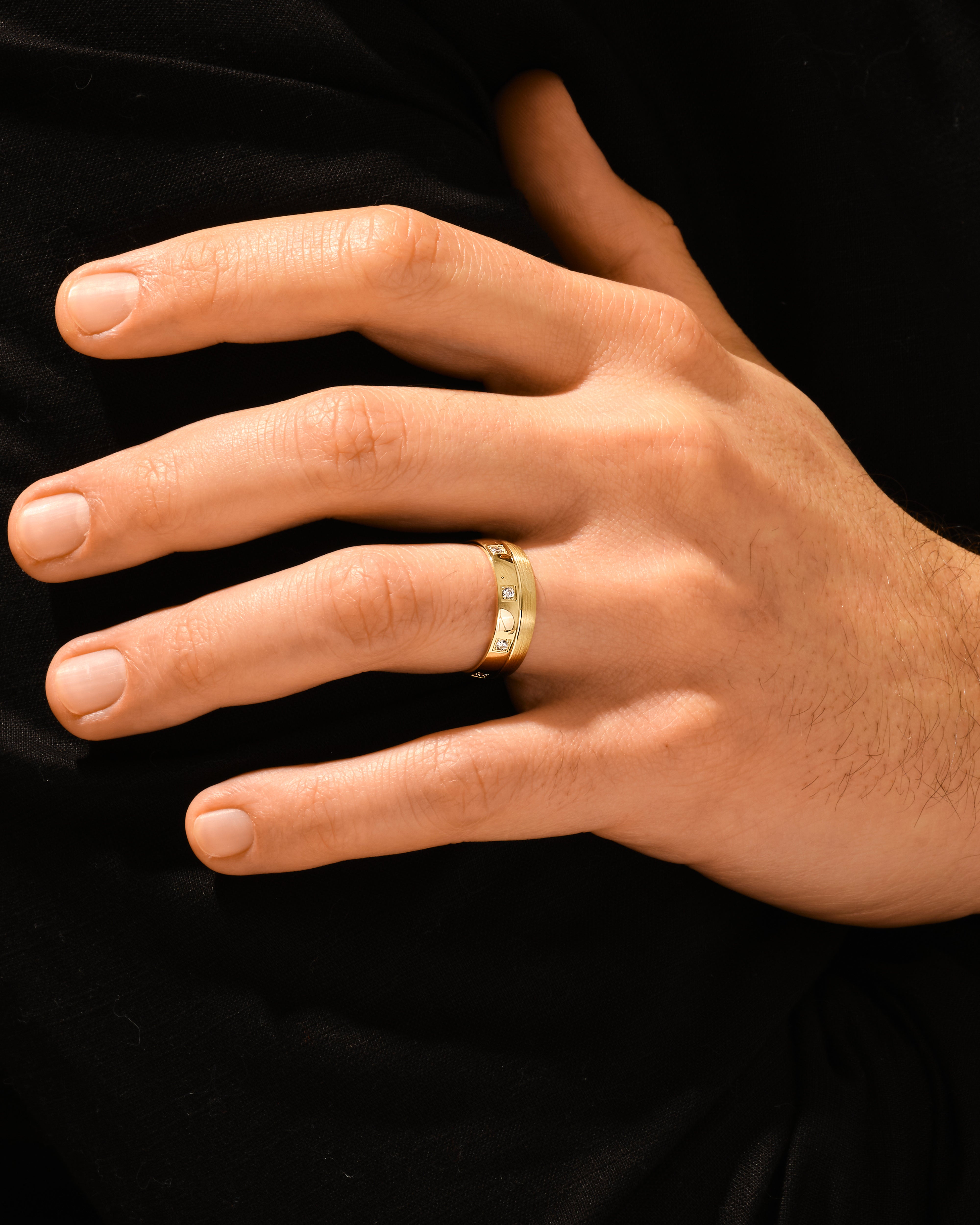 7mm Half-Brushed Eight Stone Men's Diamond Wedding Band (0.24 CT TW)